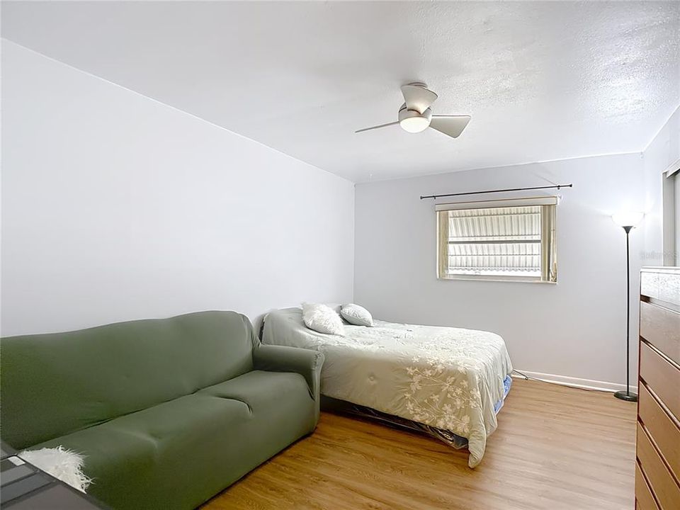 合同活跃: $120,000 (1 贝兹, 1 浴室, 914 平方英尺)