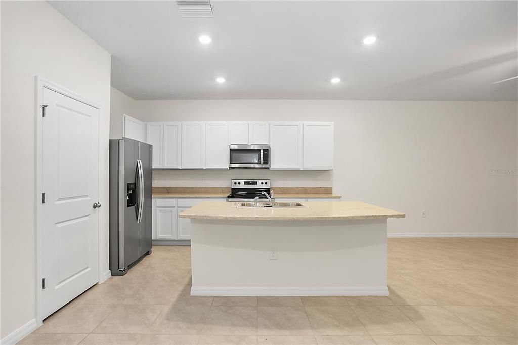 For Rent: $2,100 (3 beds, 2 baths, 1673 Square Feet)