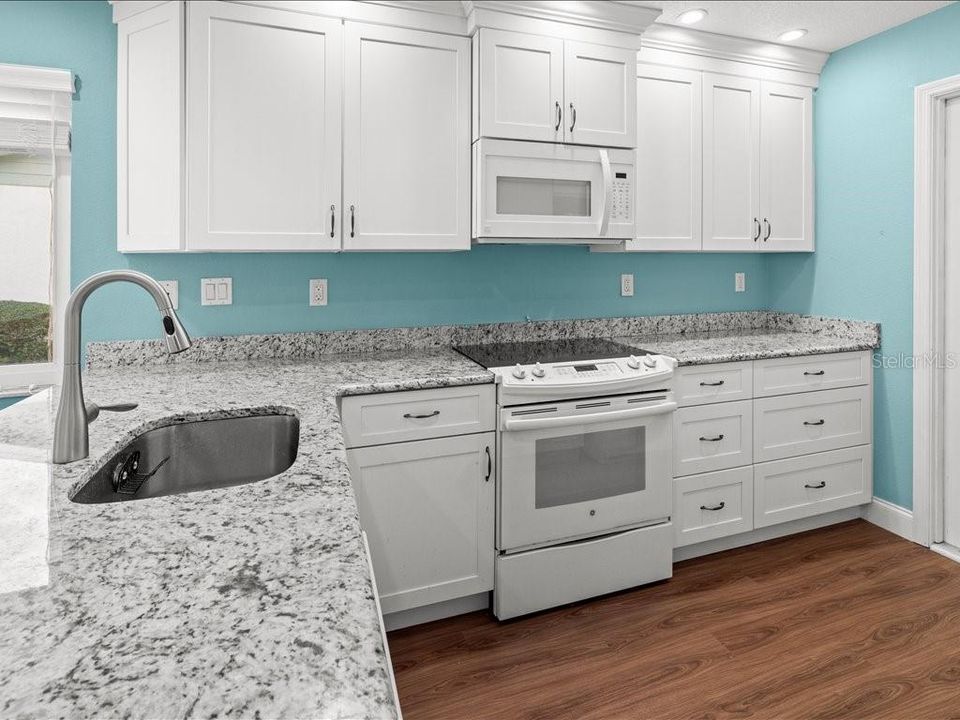 На продажу: $329,000 (2 спален, 2 ванн, 1373 Квадратных фут)