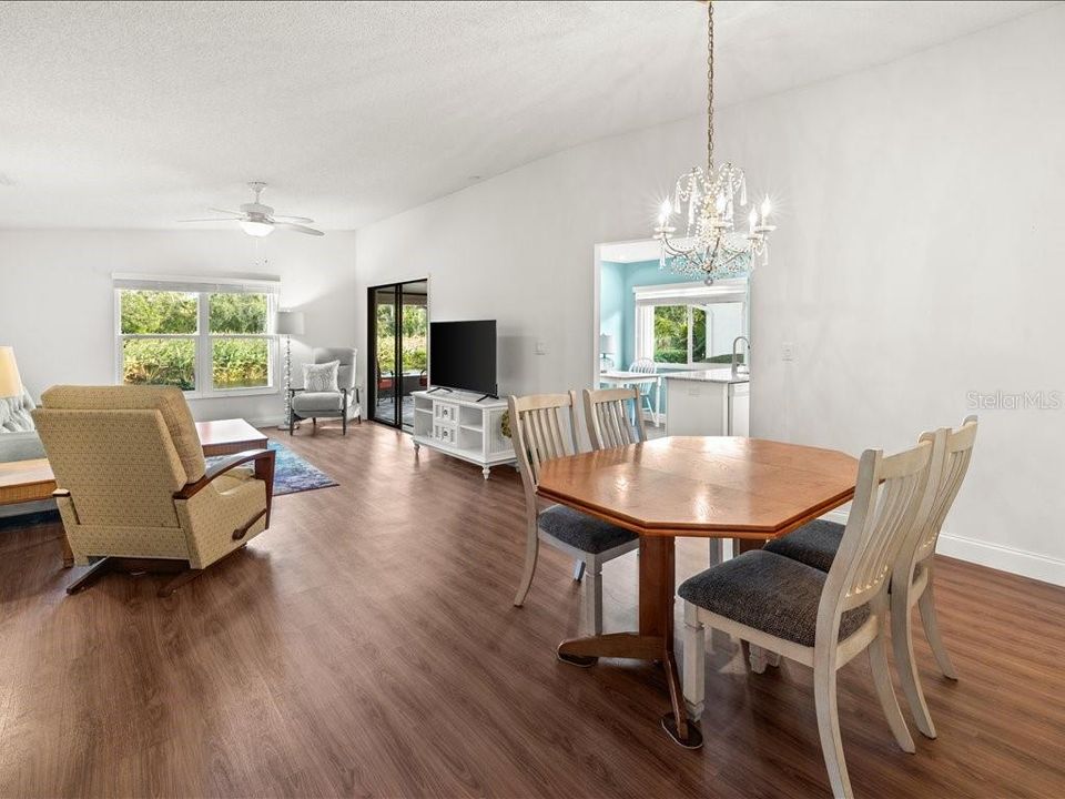 На продажу: $329,000 (2 спален, 2 ванн, 1373 Квадратных фут)