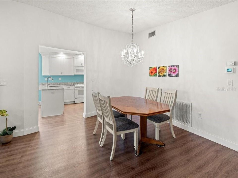 На продажу: $329,000 (2 спален, 2 ванн, 1373 Квадратных фут)