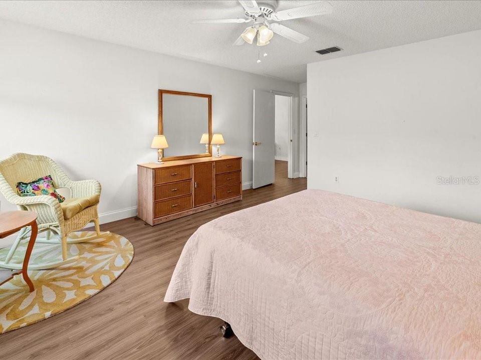 На продажу: $329,000 (2 спален, 2 ванн, 1373 Квадратных фут)