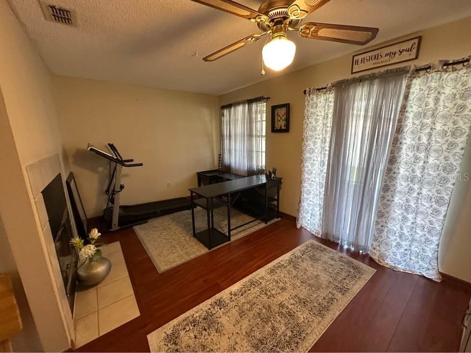 For Rent: $2,295 (2 beds, 1 baths, 1072 Square Feet)
