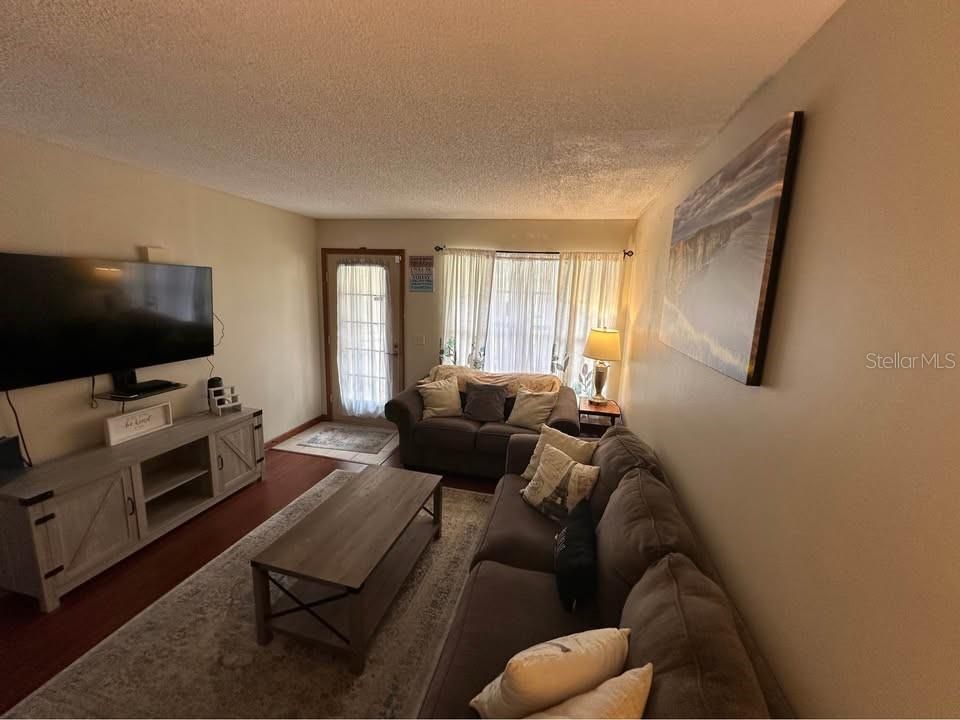 For Rent: $2,295 (2 beds, 1 baths, 1072 Square Feet)