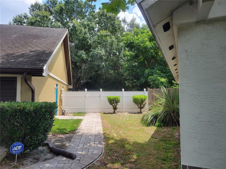 合同活跃: $374,999 (4 贝兹, 3 浴室, 2222 平方英尺)