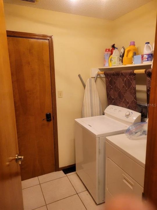 合同活跃: $374,999 (4 贝兹, 3 浴室, 2222 平方英尺)