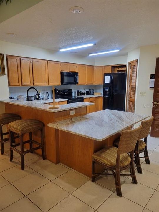 合同活跃: $374,999 (4 贝兹, 3 浴室, 2222 平方英尺)