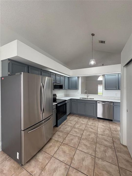 Activo con contrato: $389,900 (3 camas, 2 baños, 1623 Pies cuadrados)