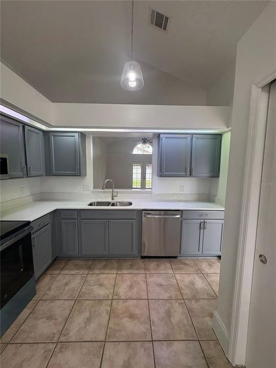 Activo con contrato: $389,900 (3 camas, 2 baños, 1623 Pies cuadrados)