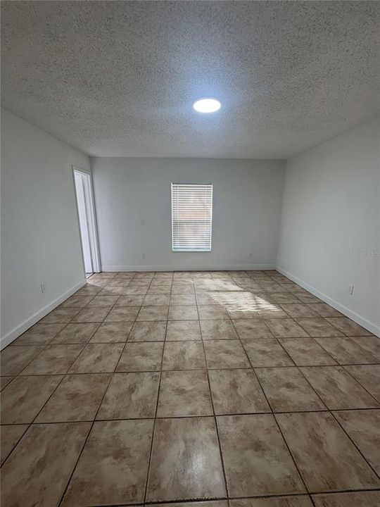 Activo con contrato: $389,900 (3 camas, 2 baños, 1623 Pies cuadrados)