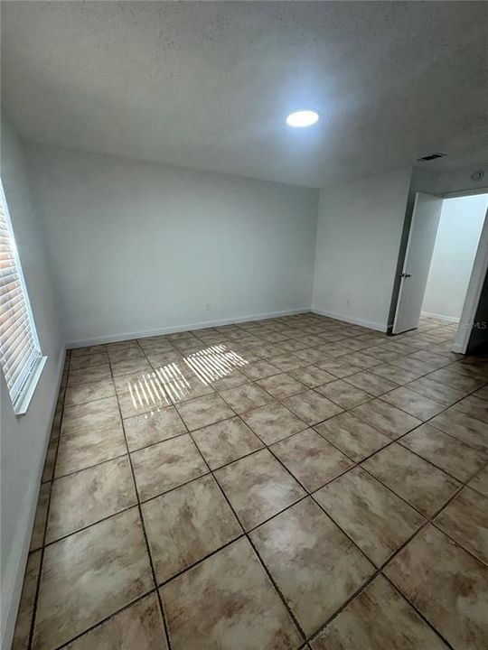 Activo con contrato: $389,900 (3 camas, 2 baños, 1623 Pies cuadrados)