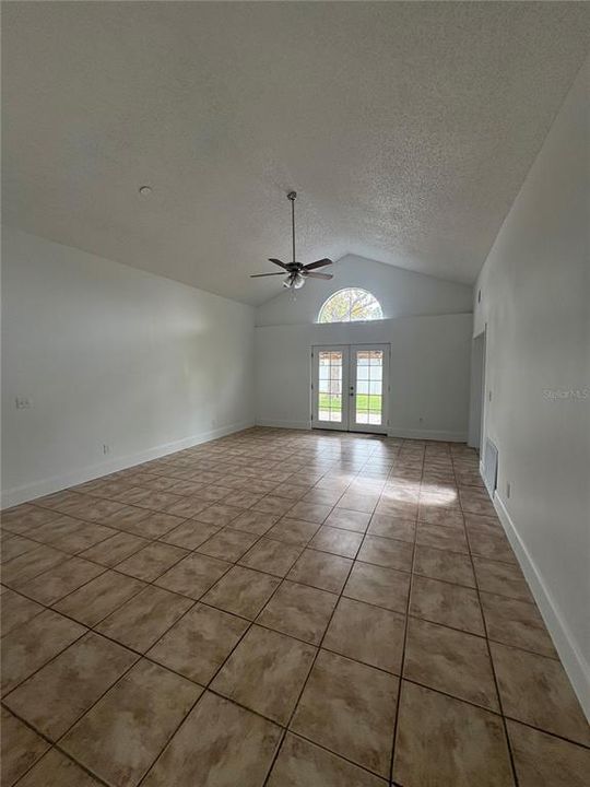 Activo con contrato: $389,900 (3 camas, 2 baños, 1623 Pies cuadrados)