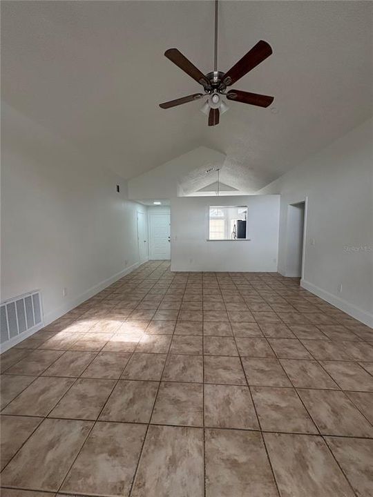 Activo con contrato: $389,900 (3 camas, 2 baños, 1623 Pies cuadrados)