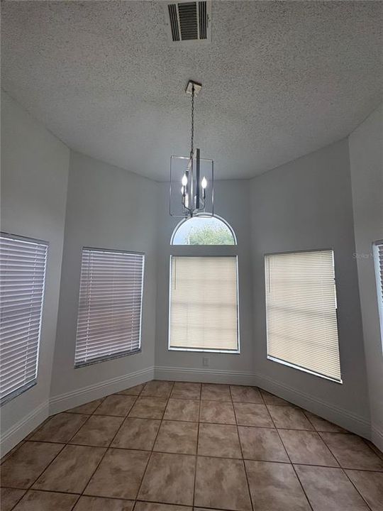 Activo con contrato: $389,900 (3 camas, 2 baños, 1623 Pies cuadrados)