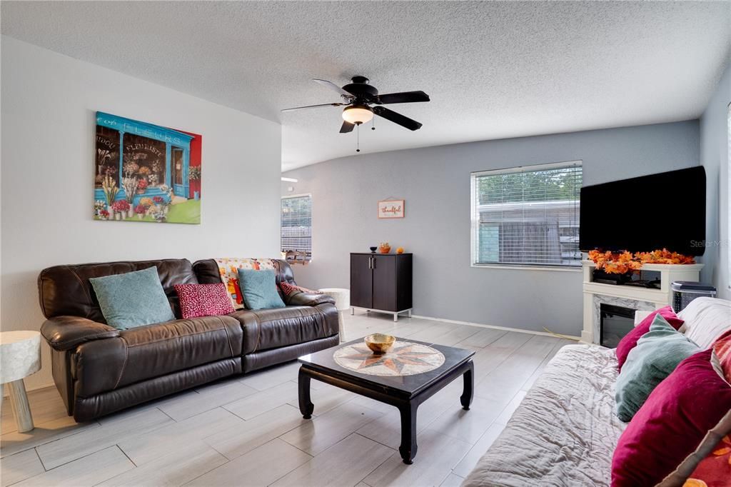 En Venta: $319,900 (2 camas, 1 baños, 1036 Pies cuadrados)