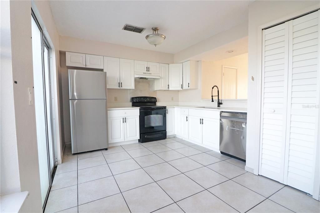 For Sale: $209,900 (2 beds, 1 baths, 992 Square Feet)