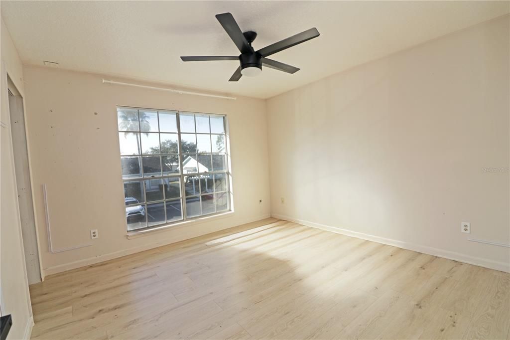 For Sale: $209,900 (2 beds, 1 baths, 992 Square Feet)