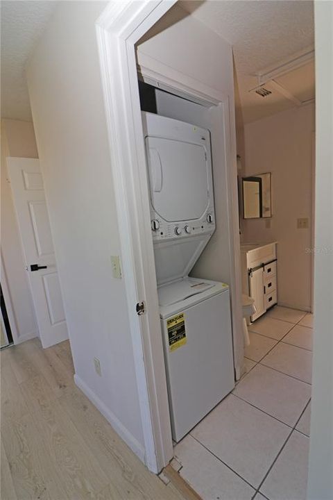 For Sale: $209,900 (2 beds, 1 baths, 992 Square Feet)