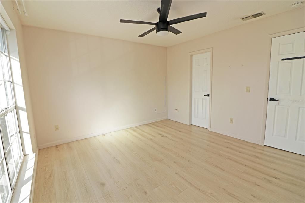 For Sale: $209,900 (2 beds, 1 baths, 992 Square Feet)