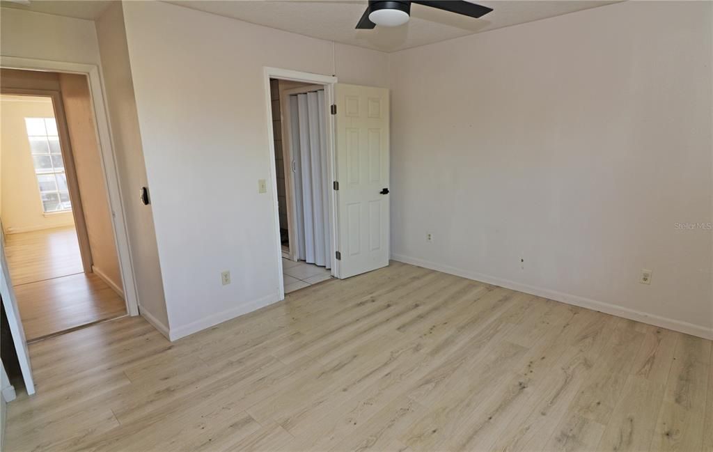 For Sale: $209,900 (2 beds, 1 baths, 992 Square Feet)