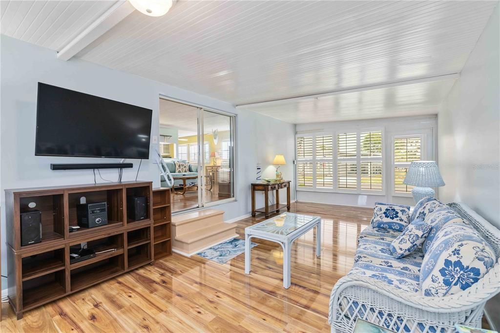 For Sale: $110,000 (2 beds, 1 baths, 690 Square Feet)