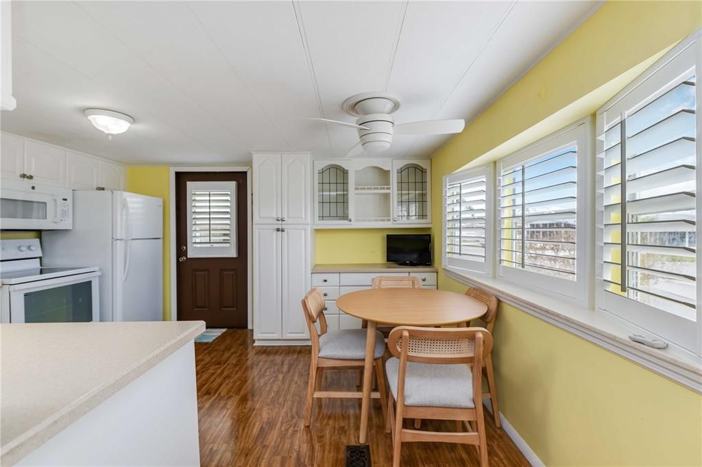 For Sale: $110,000 (2 beds, 1 baths, 690 Square Feet)