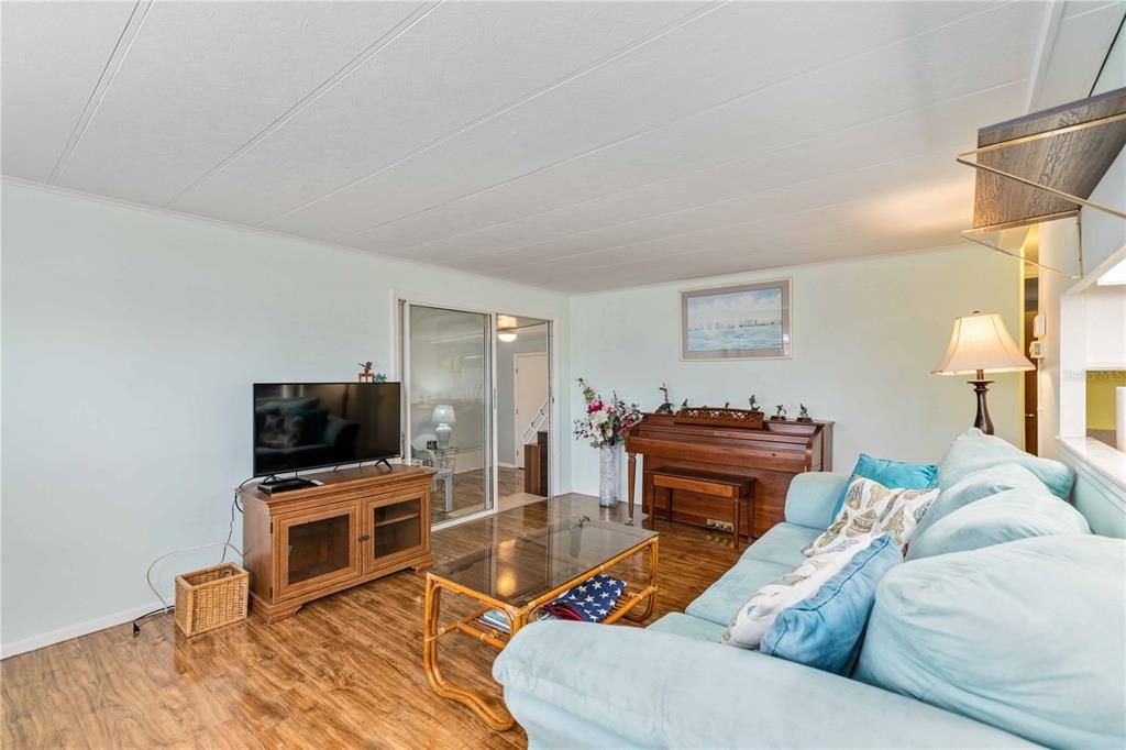 For Sale: $110,000 (2 beds, 1 baths, 690 Square Feet)