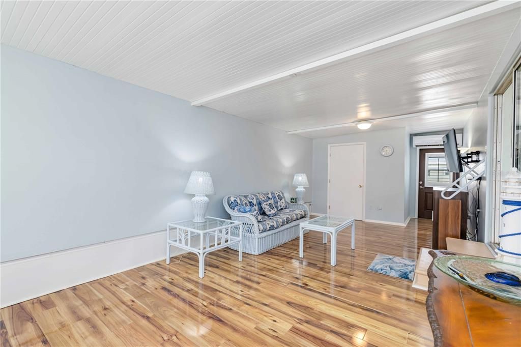 For Sale: $110,000 (2 beds, 1 baths, 690 Square Feet)