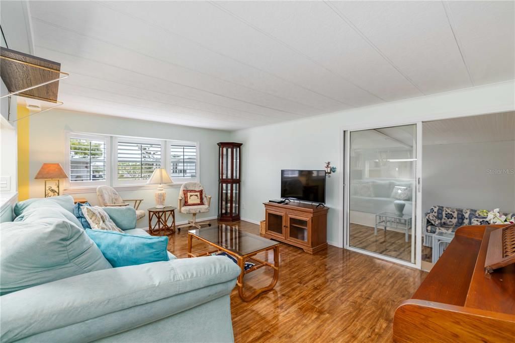 For Sale: $110,000 (2 beds, 1 baths, 690 Square Feet)