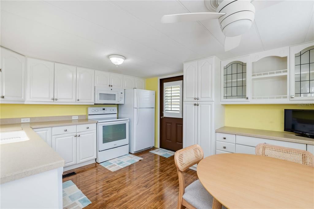 For Sale: $110,000 (2 beds, 1 baths, 690 Square Feet)