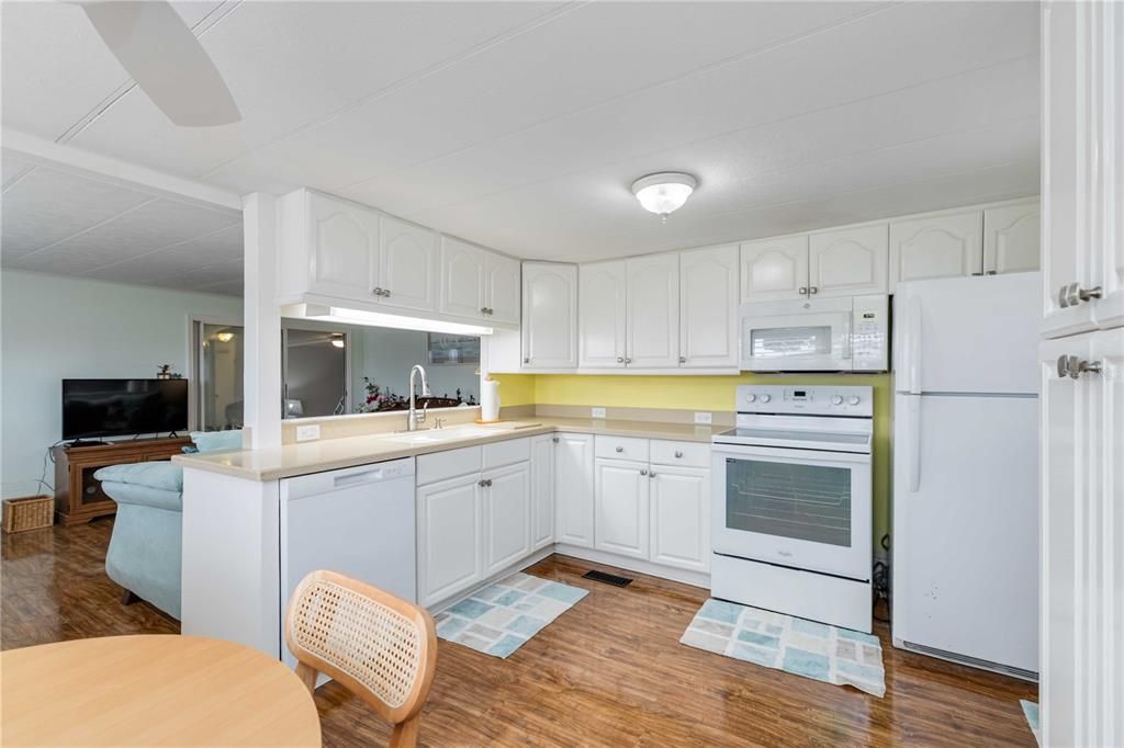 For Sale: $110,000 (2 beds, 1 baths, 690 Square Feet)