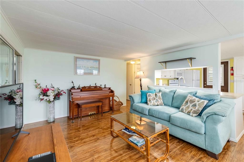 For Sale: $110,000 (2 beds, 1 baths, 690 Square Feet)