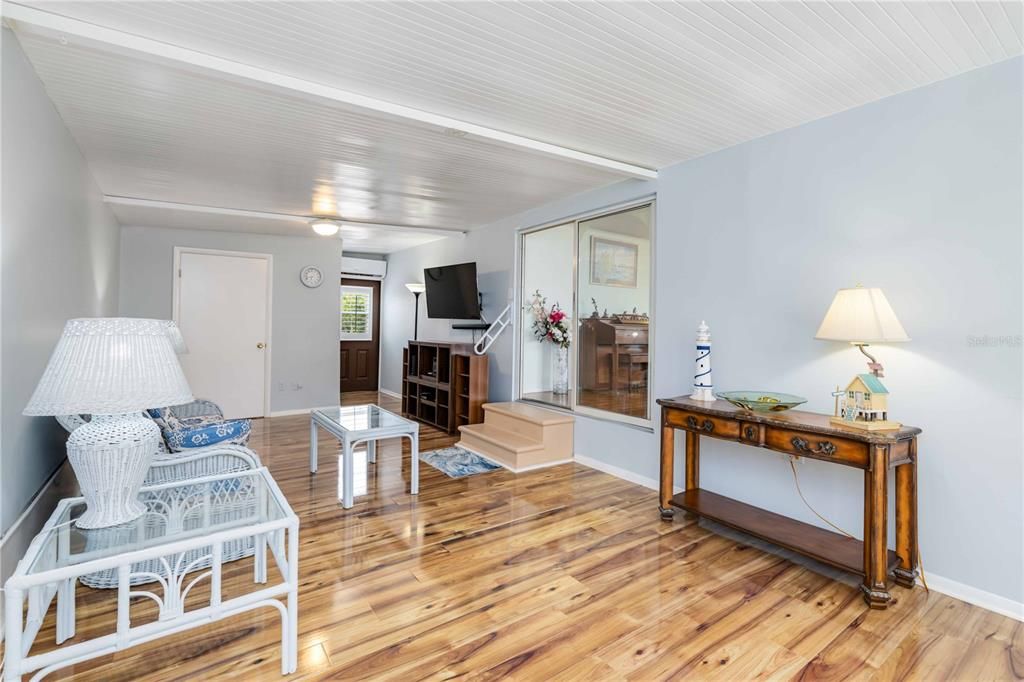 For Sale: $110,000 (2 beds, 1 baths, 690 Square Feet)