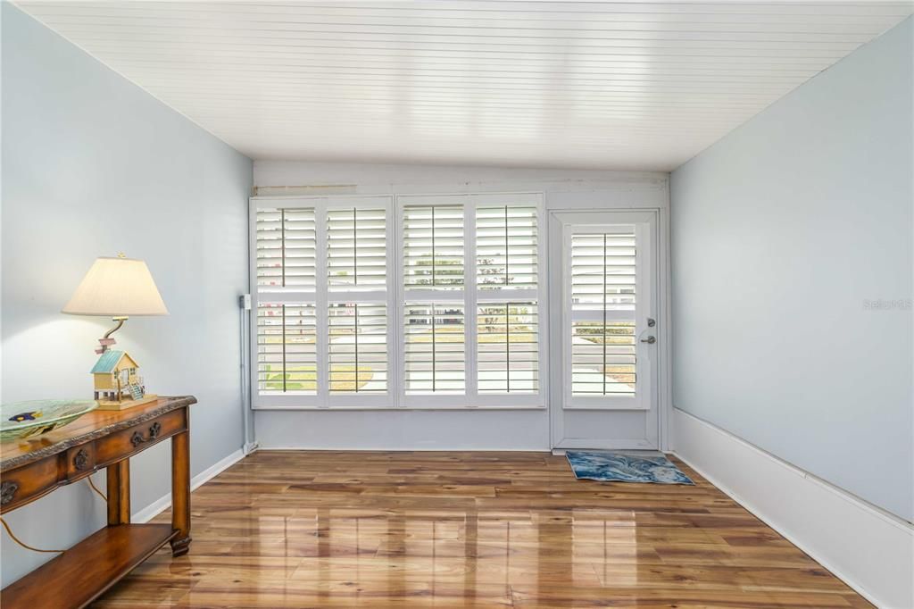 For Sale: $110,000 (2 beds, 1 baths, 690 Square Feet)