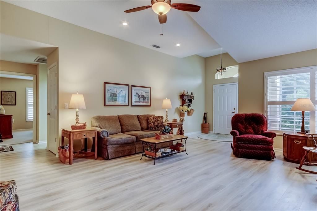 На продажу: $449,900 (3 спален, 2 ванн, 1874 Квадратных фут)