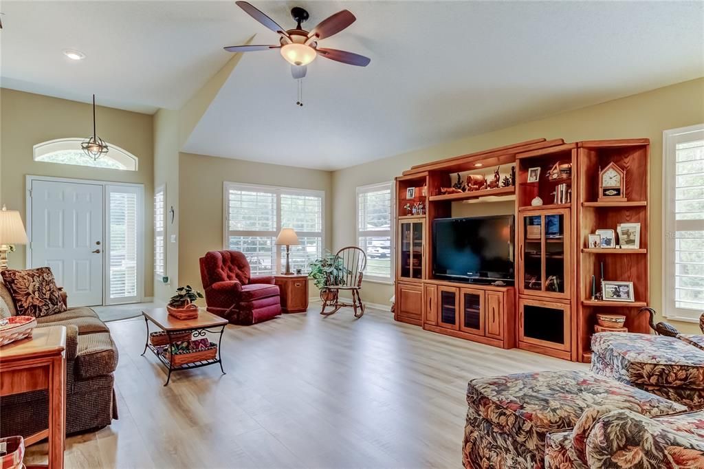 На продажу: $449,900 (3 спален, 2 ванн, 1874 Квадратных фут)