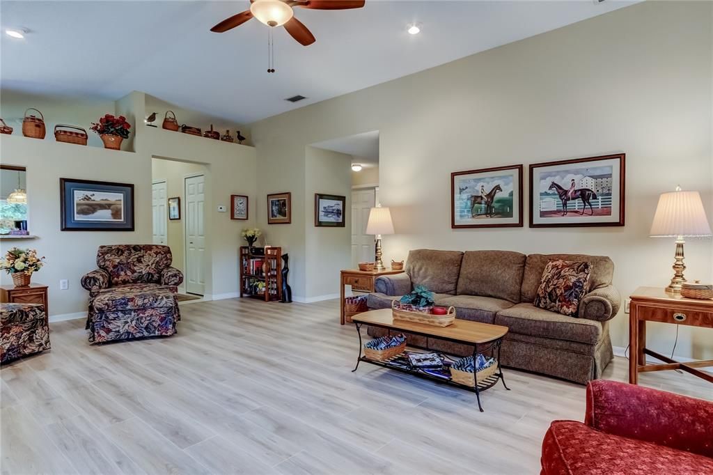 На продажу: $449,900 (3 спален, 2 ванн, 1874 Квадратных фут)