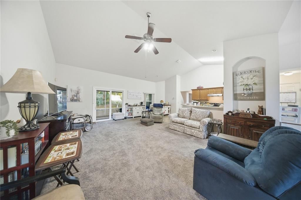 Activo con contrato: $325,000 (3 camas, 2 baños, 1884 Pies cuadrados)