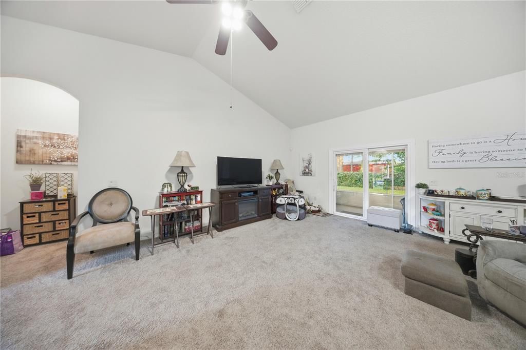 Activo con contrato: $325,000 (3 camas, 2 baños, 1884 Pies cuadrados)