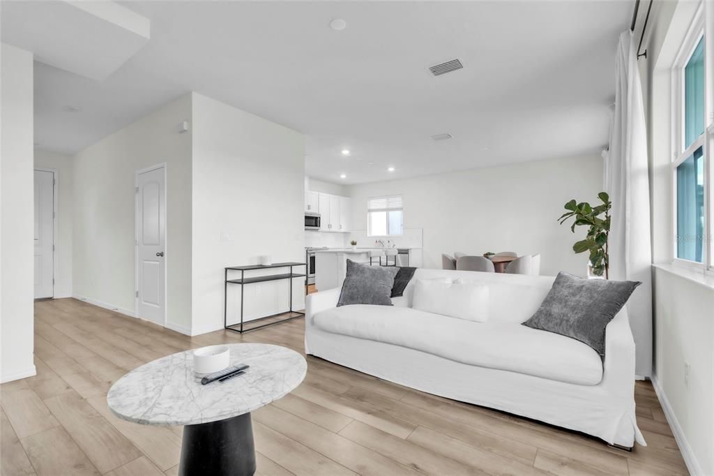 出租: $3,500 (4 贝兹, 2 浴室, 1929 平方英尺)