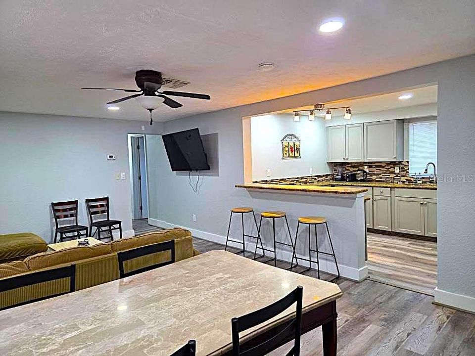 En Venta: $450,000 (4 camas, 2 baños, 1800 Pies cuadrados)