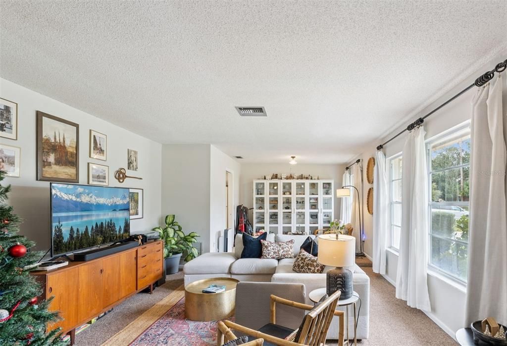 Active With Contract: $2,500 (3 beds, 2 baths, 1704 Square Feet)