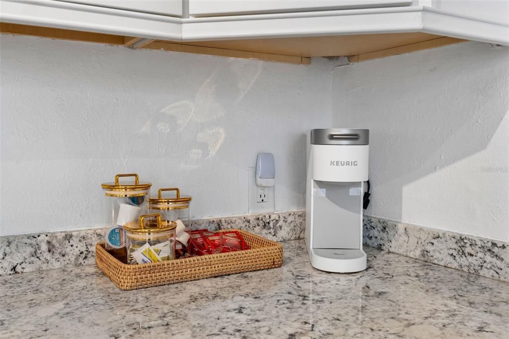 For Rent: $6,500 (1 beds, 1 baths, 380 Square Feet)