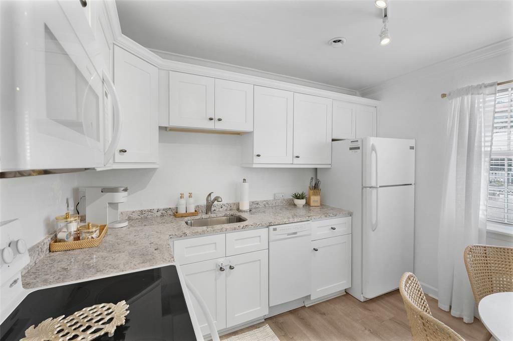 For Rent: $6,500 (1 beds, 1 baths, 380 Square Feet)