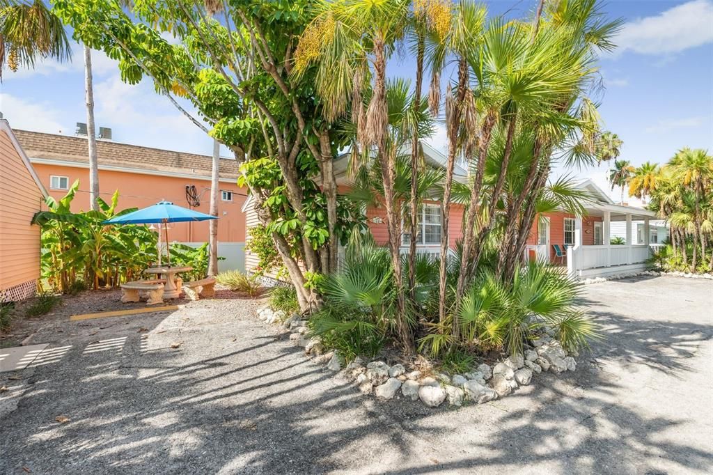 For Rent: $6,500 (1 beds, 1 baths, 380 Square Feet)