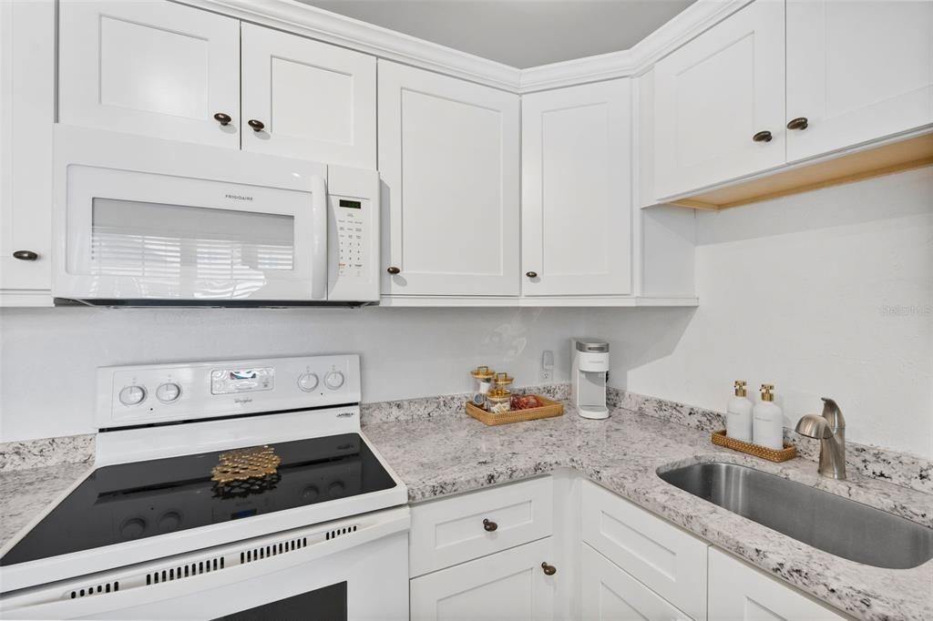 For Rent: $6,500 (1 beds, 1 baths, 380 Square Feet)