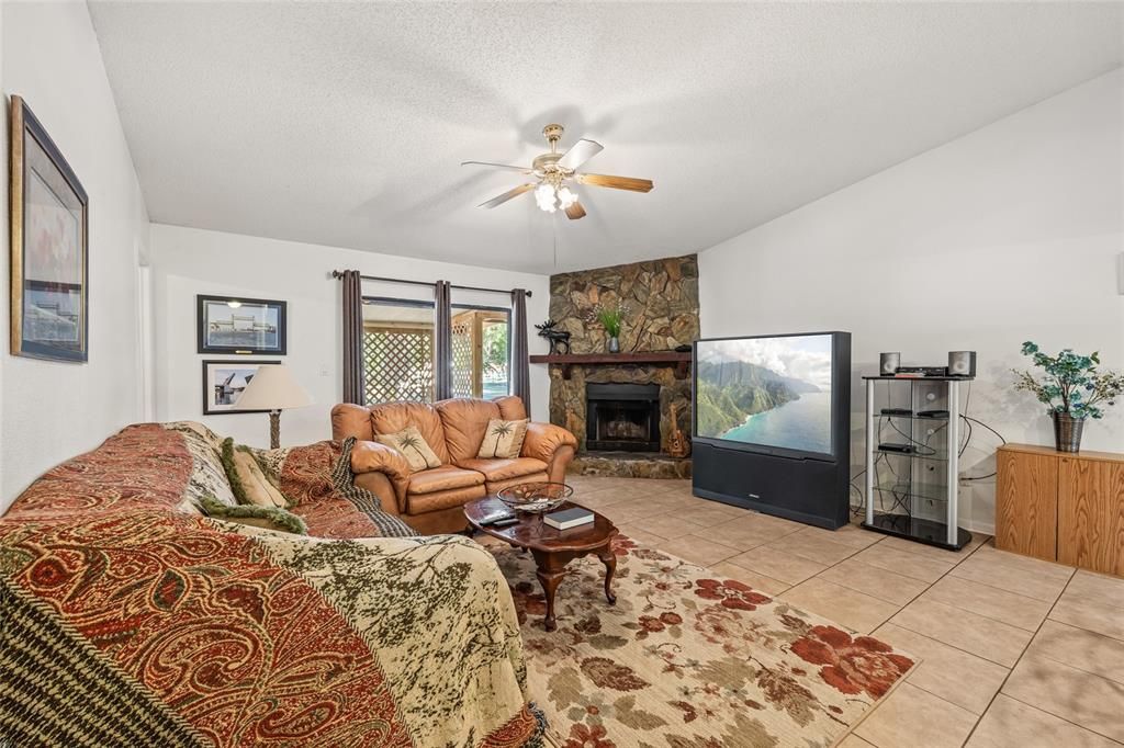 Active With Contract: $335,000 (3 beds, 2 baths, 1728 Square Feet)