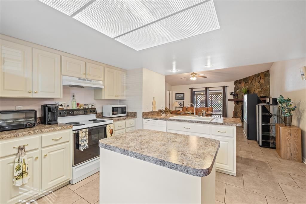 Active With Contract: $335,000 (3 beds, 2 baths, 1728 Square Feet)