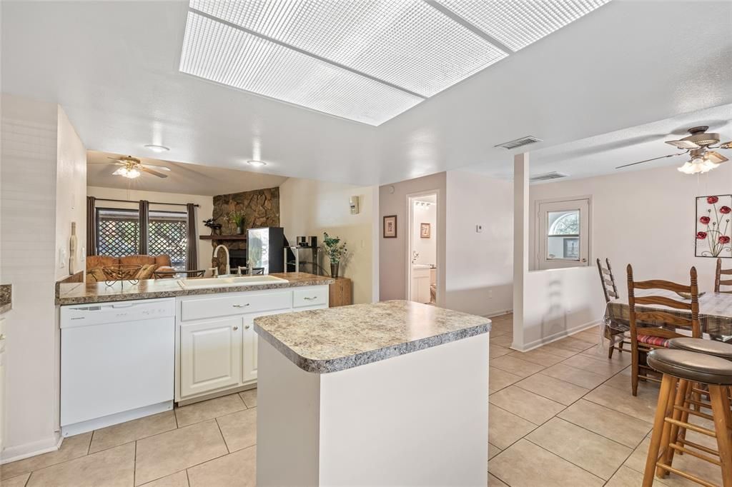 Active With Contract: $335,000 (3 beds, 2 baths, 1728 Square Feet)