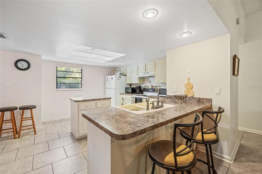Active With Contract: $335,000 (3 beds, 2 baths, 1728 Square Feet)